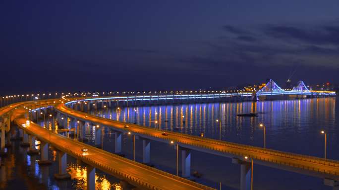 大连地标建筑星海湾跨海大桥傍晚夜景车流