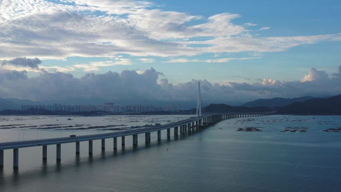 深圳湾大桥清晨平静的海平面