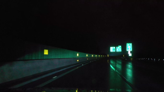 夜间高速路行车