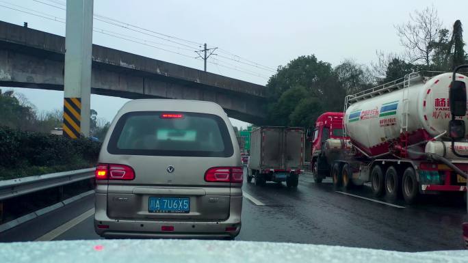 雨天高速路上行车