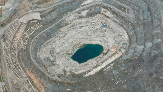 新疆地质矿产矿坑