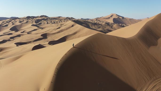 4K航拍巴丹吉林沙漠沙丘行走人物