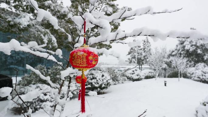 大雪纷飞，大红灯笼高高挂