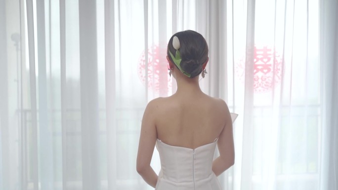 新娘站在白色纱窗前