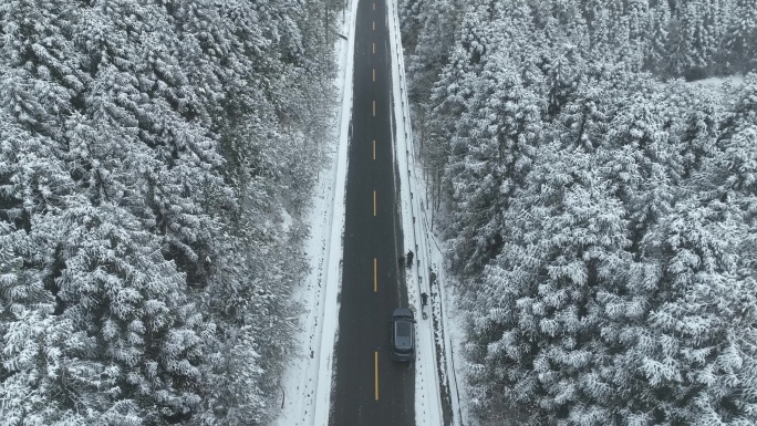 4K航拍重庆彭水摩围山公路汽车雪景