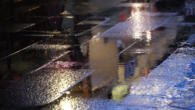 下雨的夜晚 雨天漫步 城市行人倒影 福州