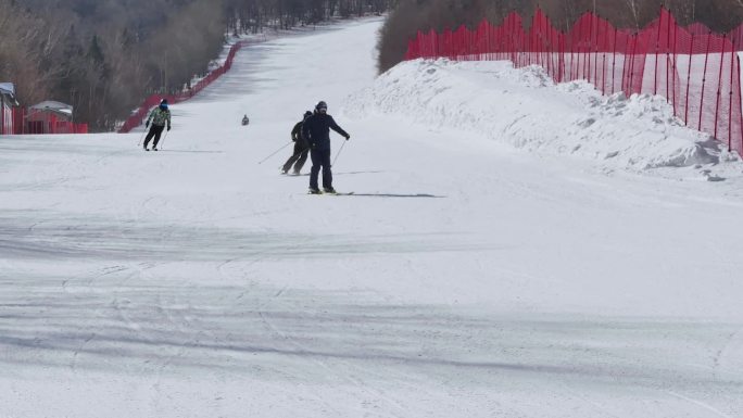 滑雪者在雪地上滑雪镜头滑雪赛道镜头