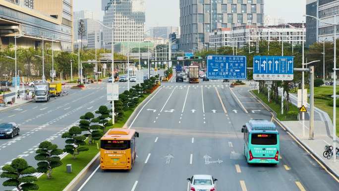 深圳市光明区观光路主街道车流