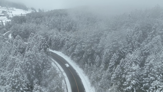 4K航拍重庆彭水摩围山公路汽车雪景