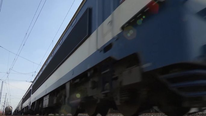 火车快速驶过身边背景视频