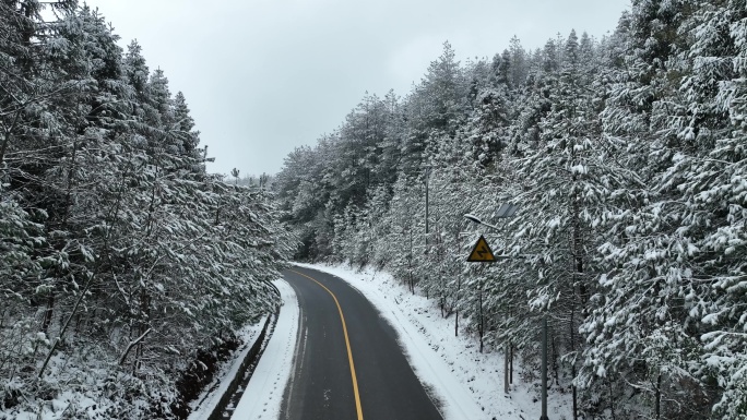 4K航拍重庆彭水摩围山公路汽车雪景