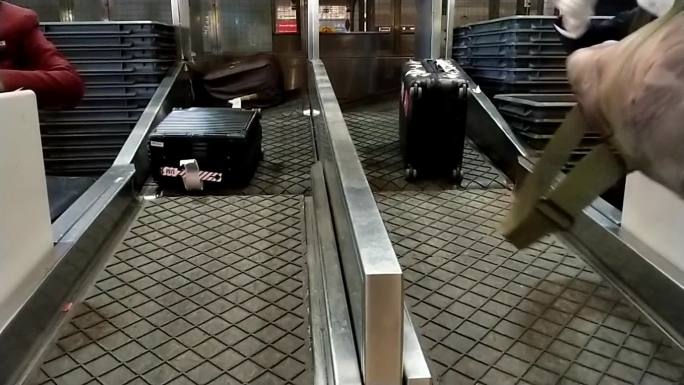 机场办理登机行李托运传送带托运的旅客