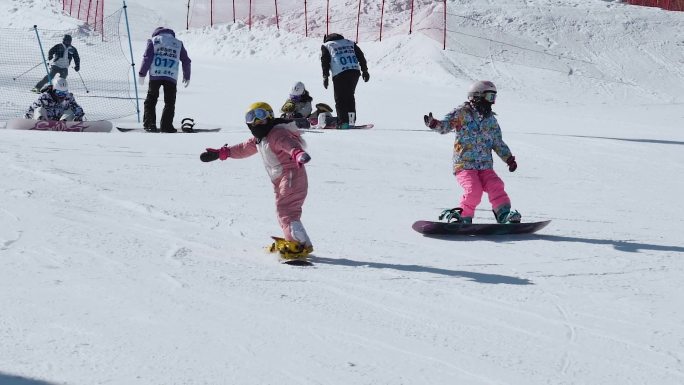 女孩滑雪滑倒镜头新人滑雪摔倒学习滑雪