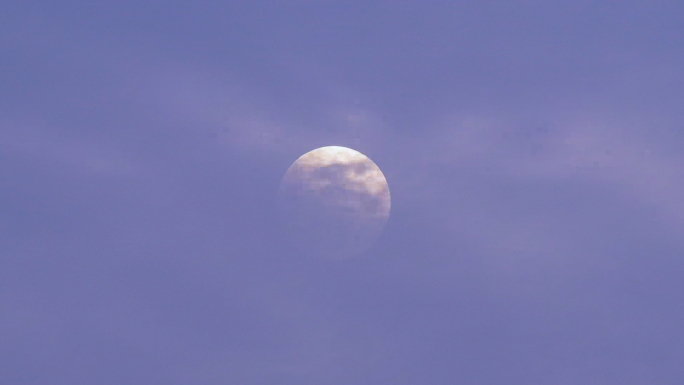 月亮躲进云层