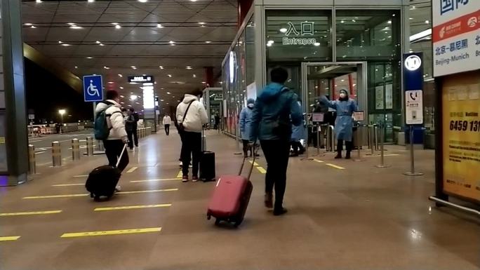 进入首都机场候机厅排队检测核酸的乘客