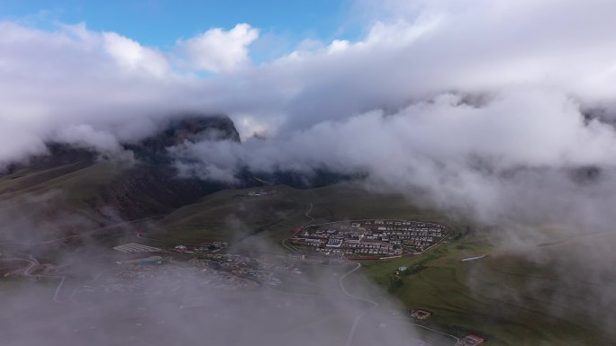 4K航拍甘加秘境险峻山峰下的白石崖寺云海