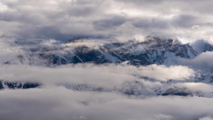 雪山多云弥漫变化多端空镜头