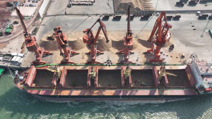钦州港码头货轮装御货物
