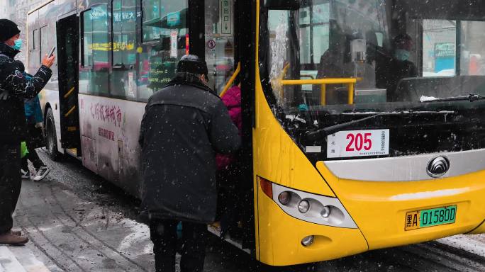 老年人下大雪老人上公交车暴雪出行