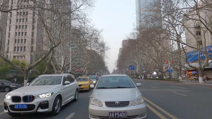 白天南京新街口车尾空镜影视素材