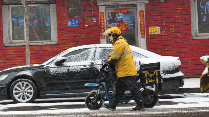 送外卖奋斗大雪中快递骑行骑行暴雪前行