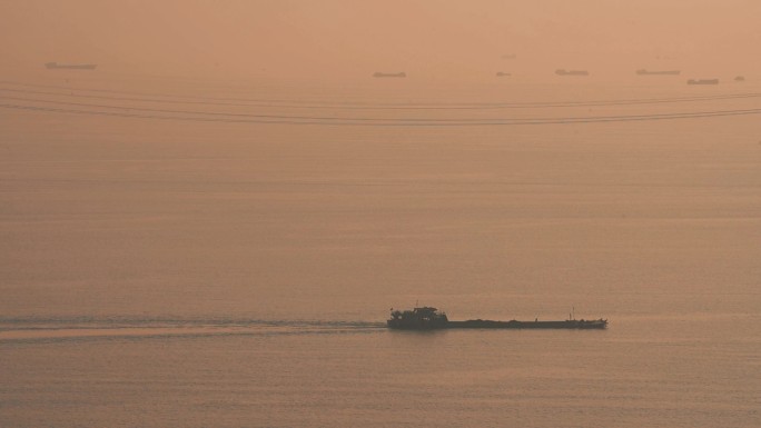 落日时分货船行驶在海面上4k视频