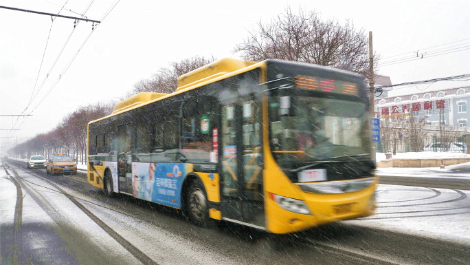 暴雪中行驶的公交车大雪中公交车交通出行