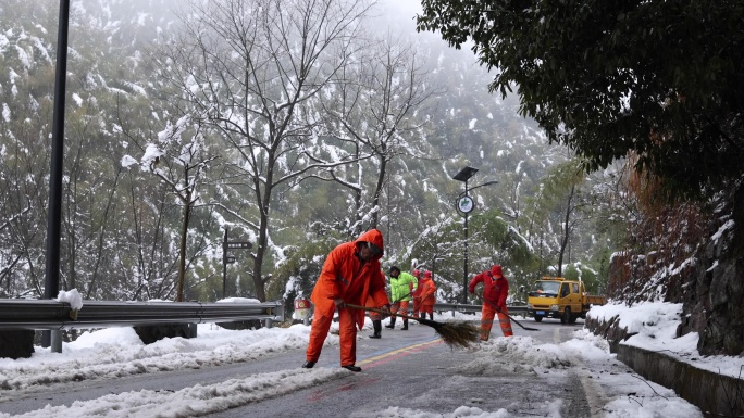 道路结冰道路养护工人除雪