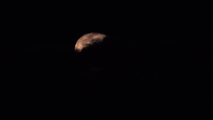 月亮在云中