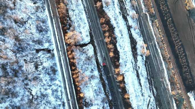 航拍冬季抚顺矿坑中行驶的火车