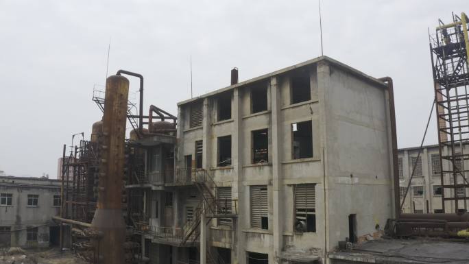 航拍北方小县城废弃旧工厂