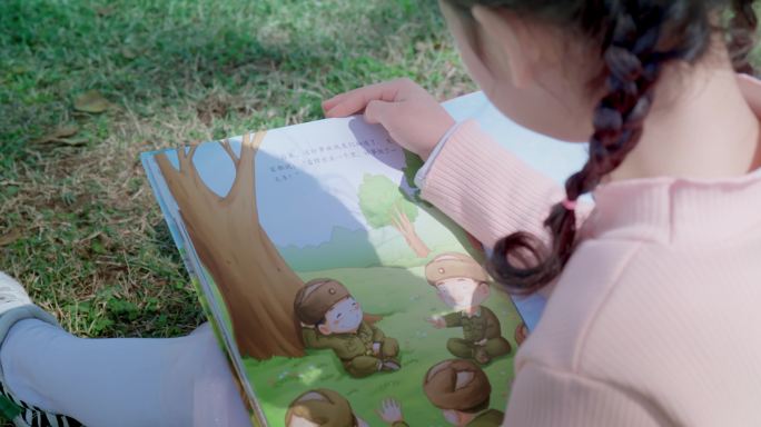 公园看书的孩子