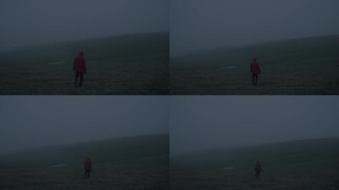 4K旅途中迷雾中人物行走氛围感视频