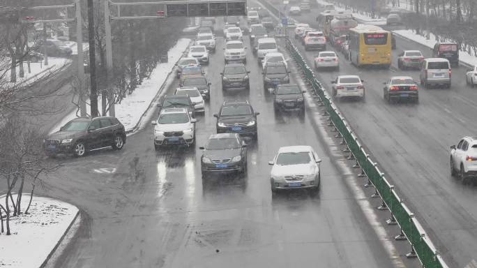 大雪路面车辆行驶公交车出租车暴雪出行