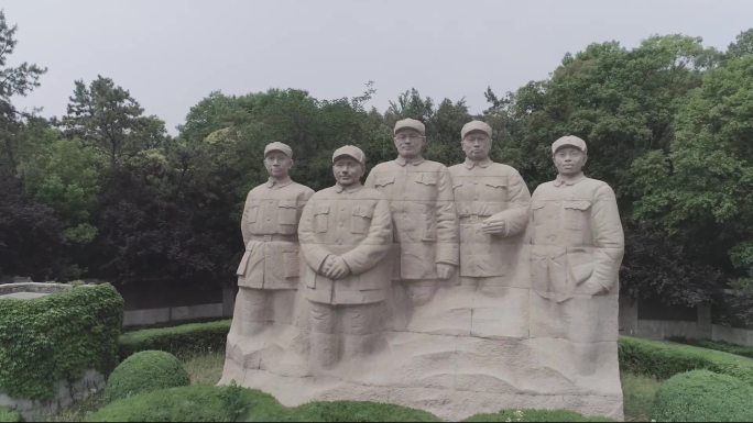淮海战役总前委群雕和毛主席电报手稿石刻