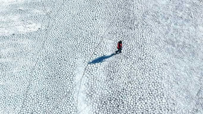 航拍世界罕见极端天气奇观冰湖冰汤圆冰球