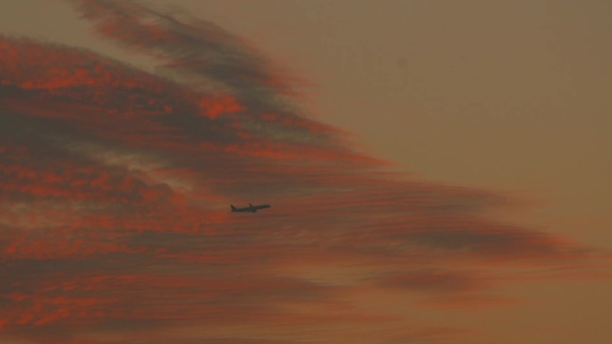 黄昏夕阳火烧云天空唯美飞机空境视频素材