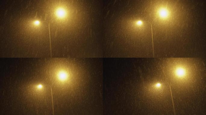 雪夜中的路灯