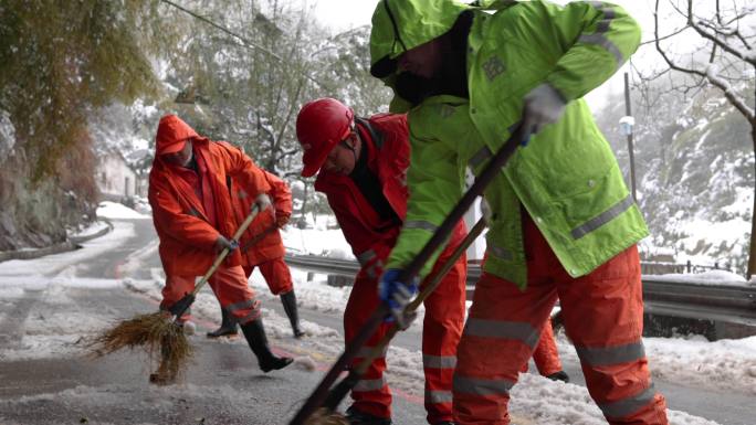 暴雪后道路养护人员快速除雪保畅通