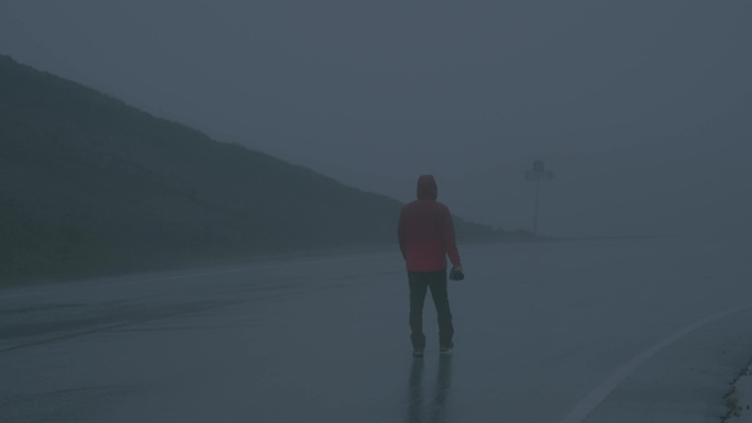 4K旅途中迷雾中人物行走氛围感视频