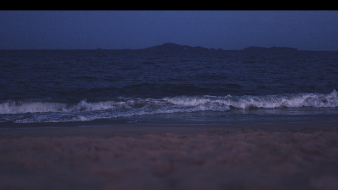 4K电影感 夜晚海边海浪沙滩