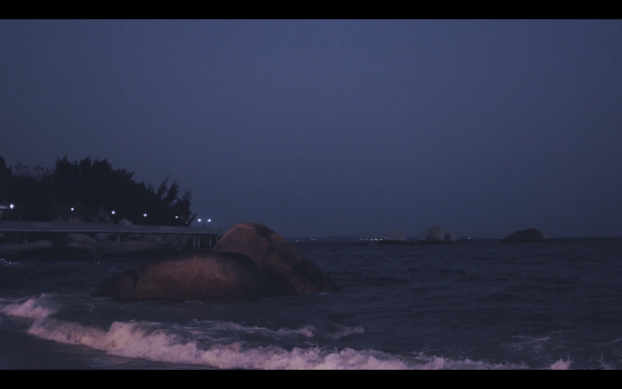 4K电影感 夜晚海边海浪沙滩