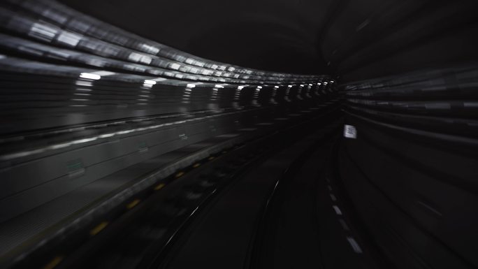 地铁黑暗隧道穿梭