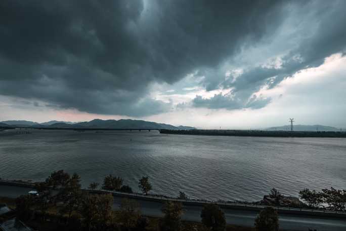 暴风雨来临的钱塘江面延时摄影