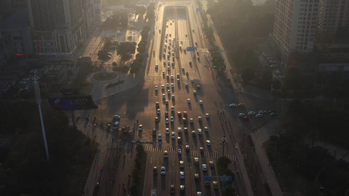 清晨城市繁忙的十字路口