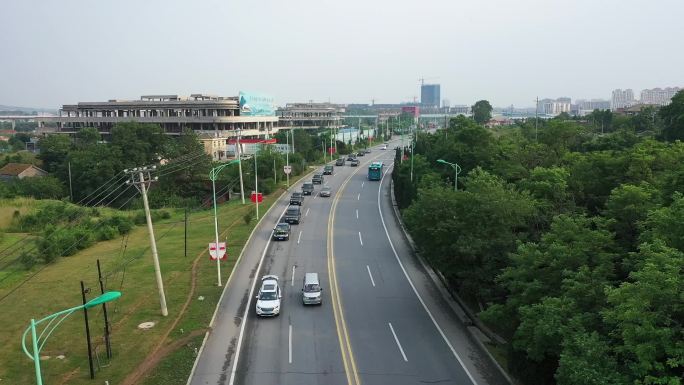 原创航拍视频素材 城市街道绿化 结婚车队