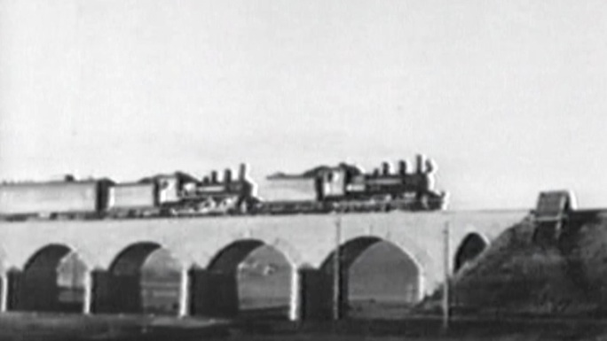 19世纪末20世纪火车驶过桥梁