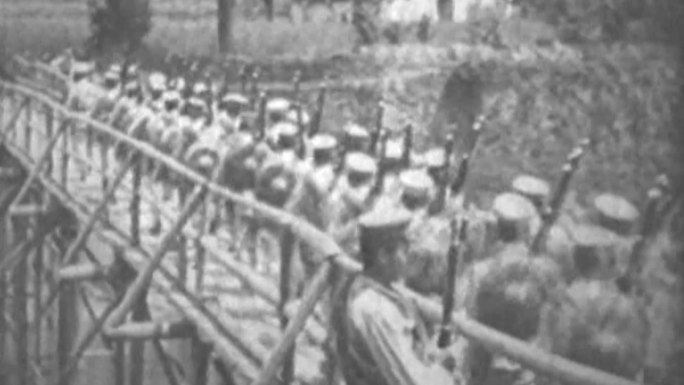 20世纪初中国军队行军通过木桥