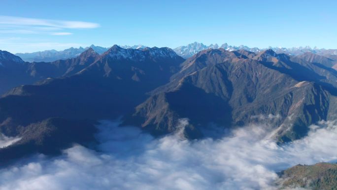 四川雅安达瓦更扎高原山川山脉云层之上航拍