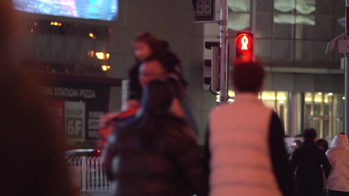 天津南京路地标街拍夜景人流过街车流